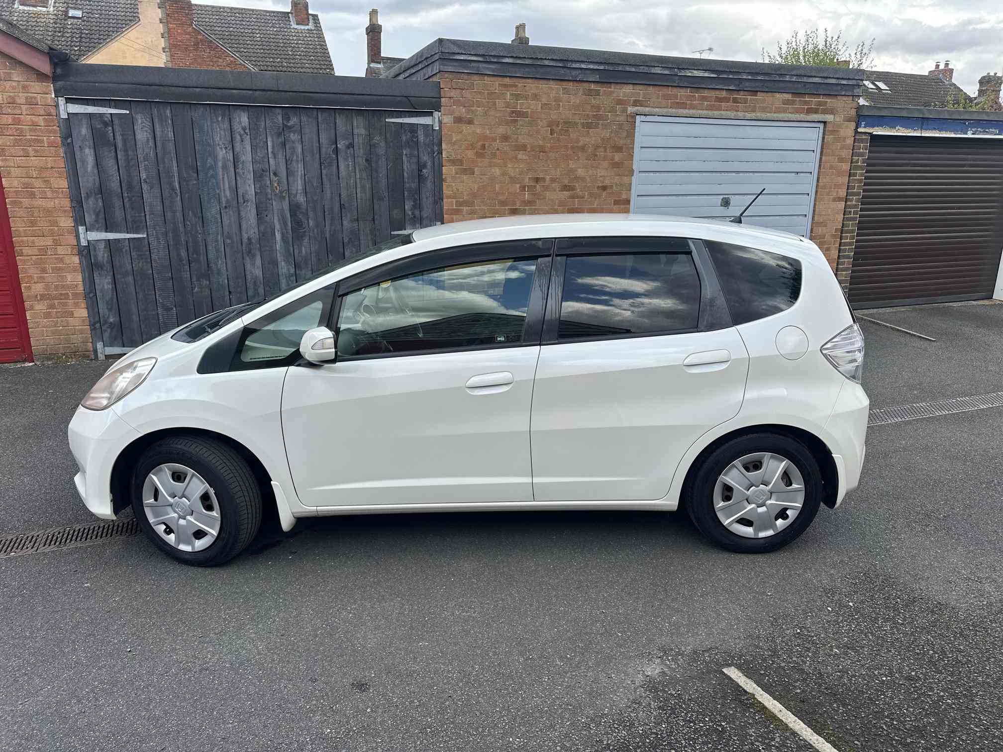 
Honda Fit White 2011 full									
