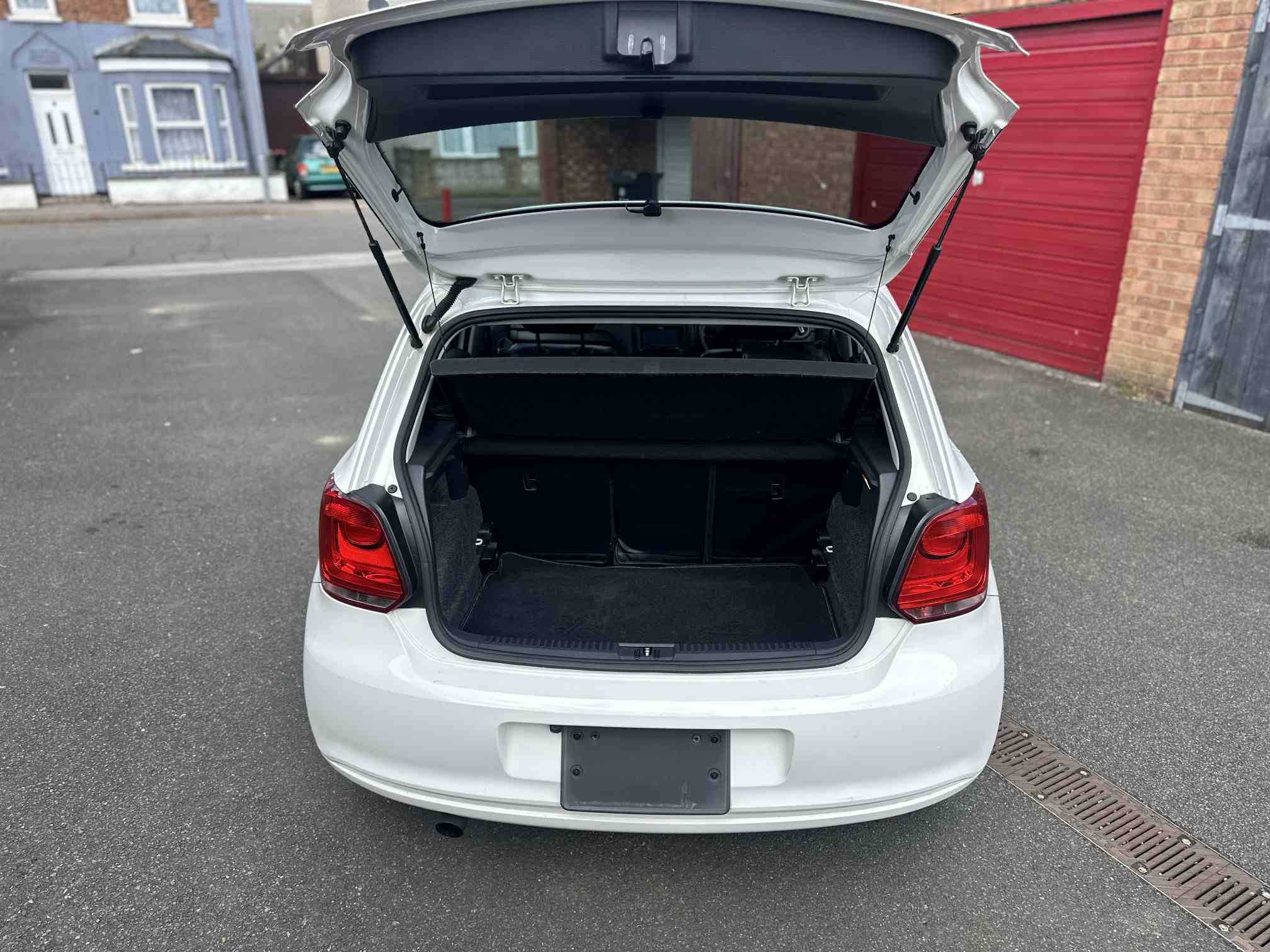 
Volkswagen Polo 2011 full									