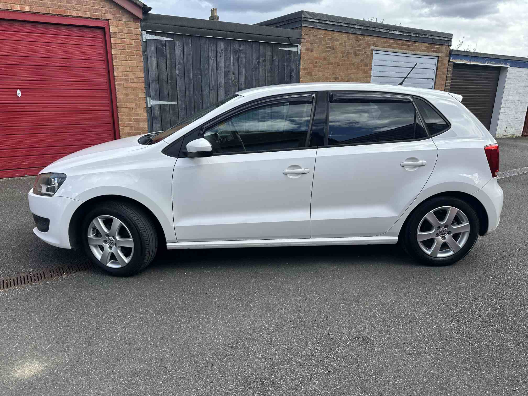 
Volkswagen Polo 2011 full									