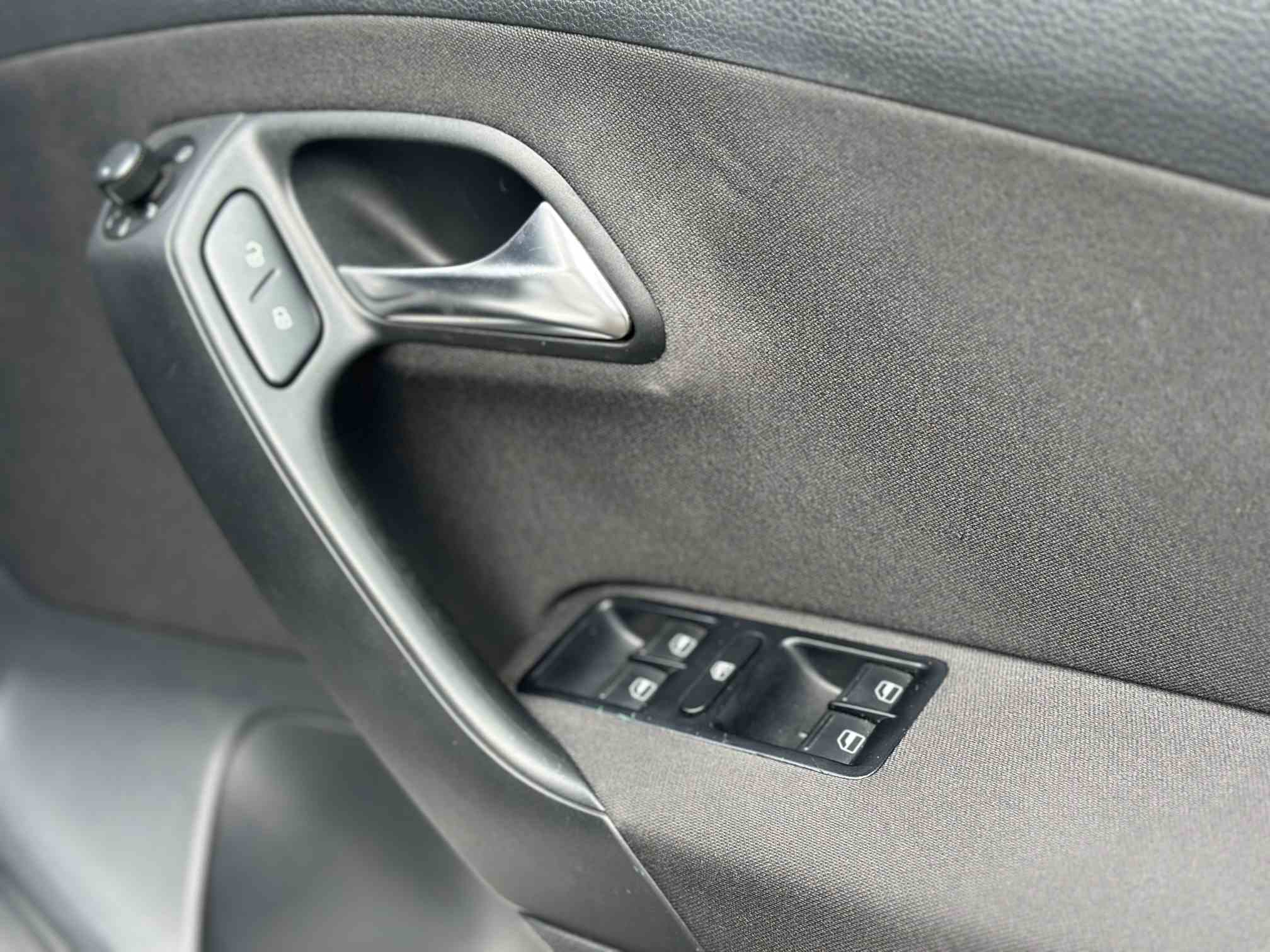 
Volkswagen Polo 2011 full									