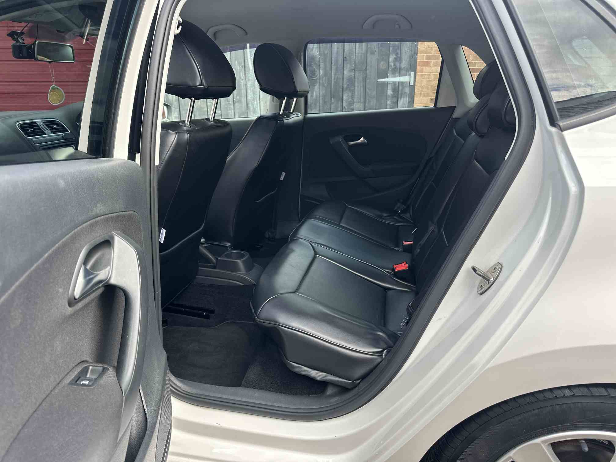 
Volkswagen Polo 2011 full									