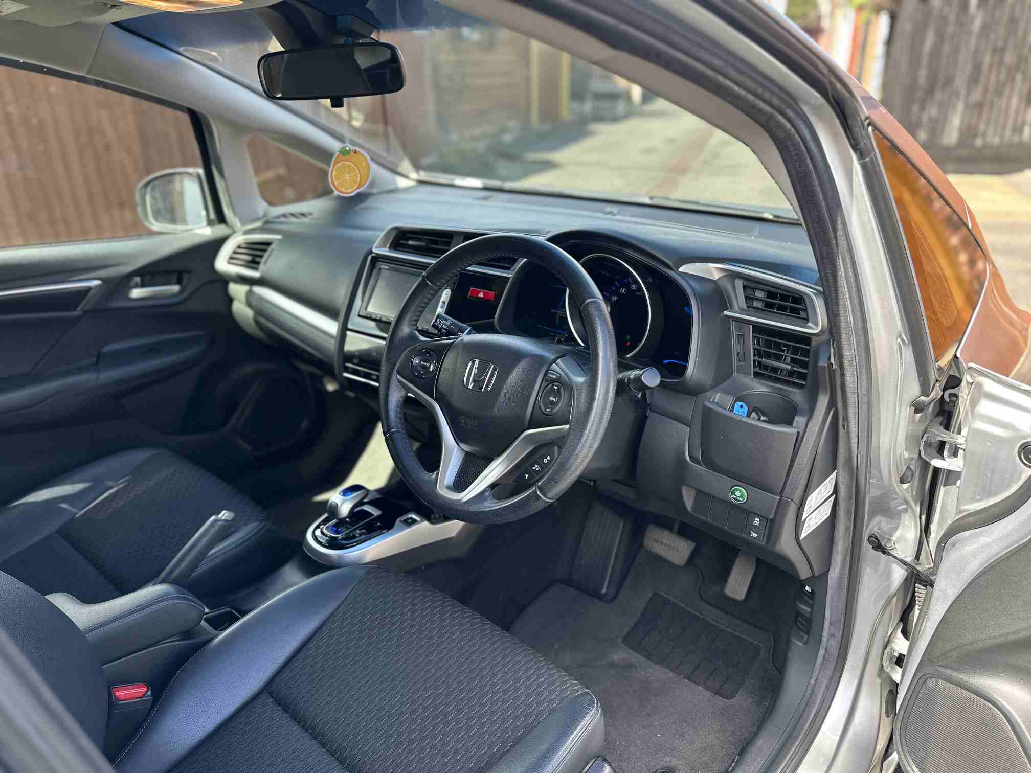 
Honda Fit Silver 2015 full									