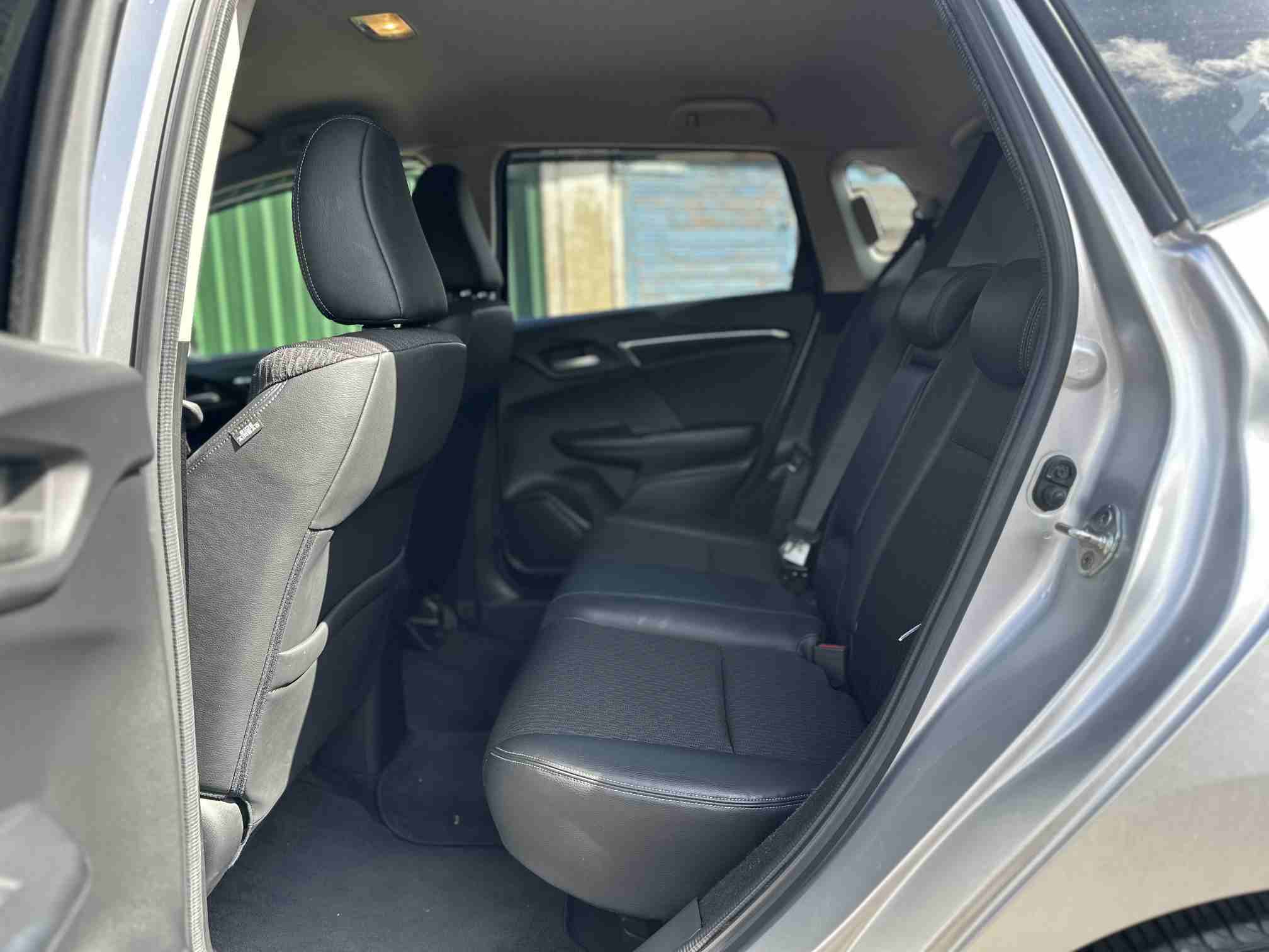 
Honda Fit Silver 2015 full									