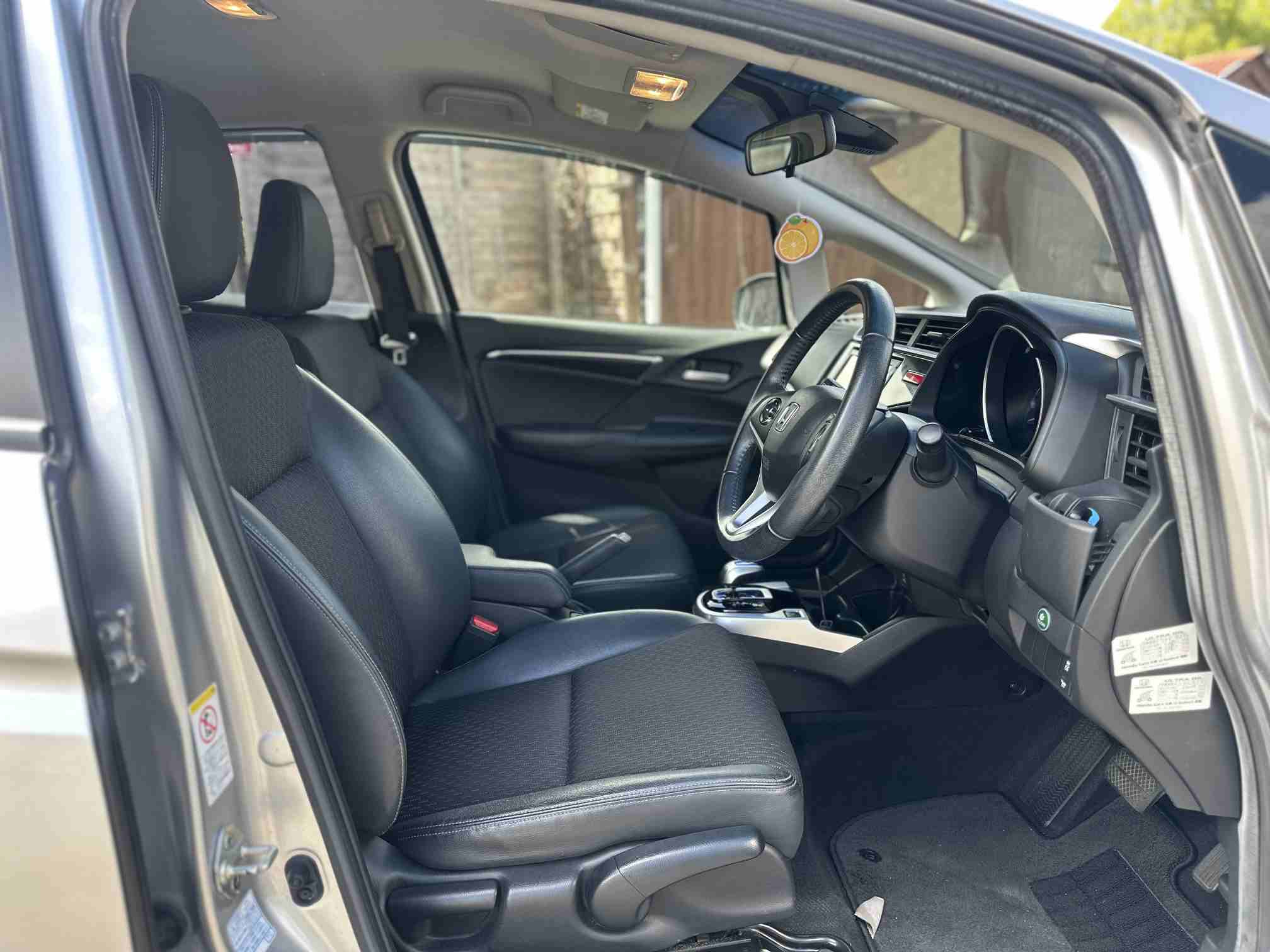 
Honda Fit Silver 2015 full									