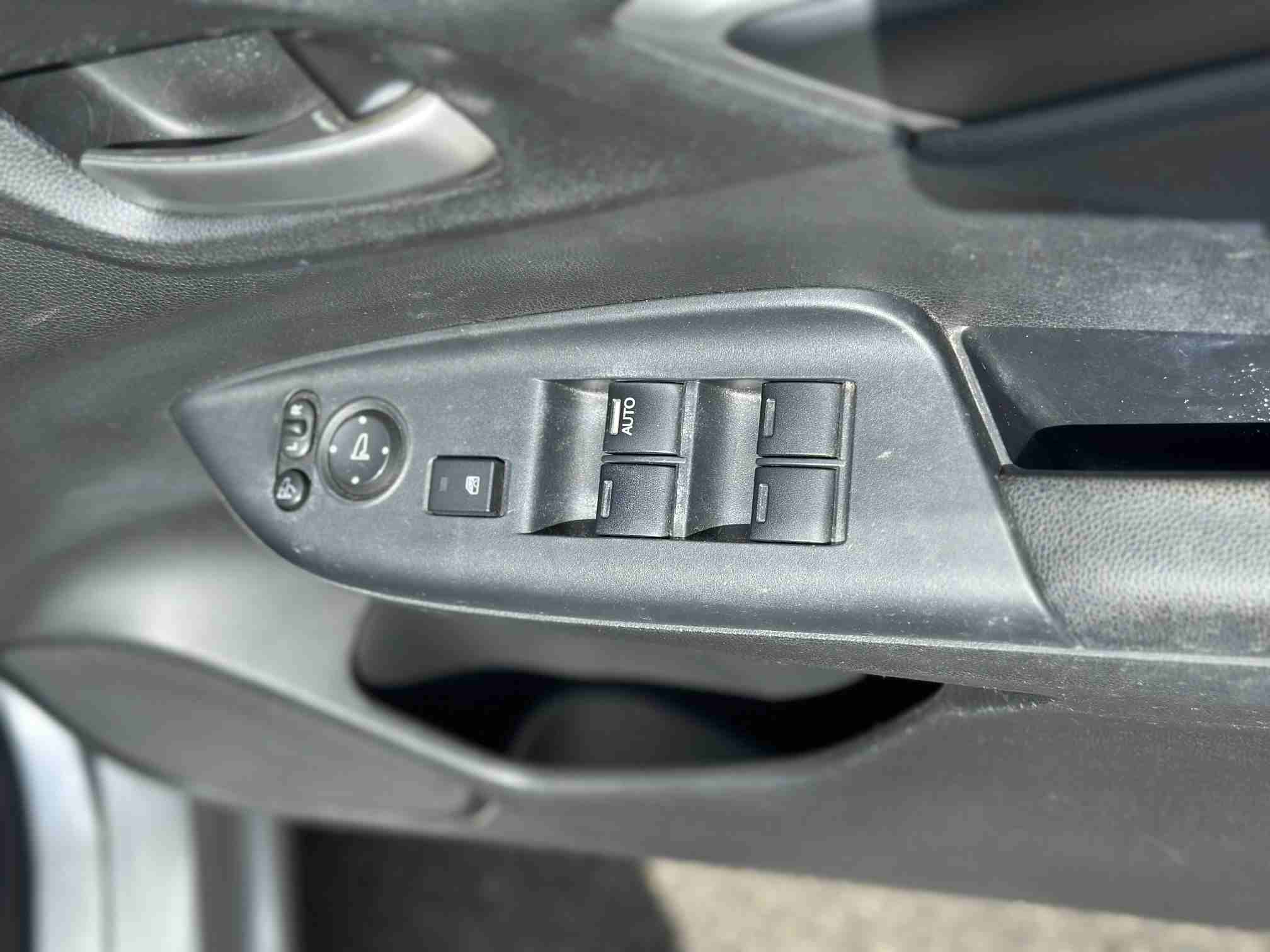 
Honda Fit Silver 2015 full									