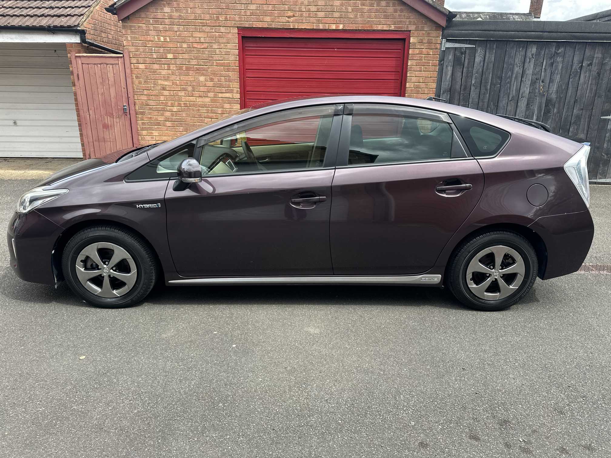 
Toyota Prius Plus Purple full									