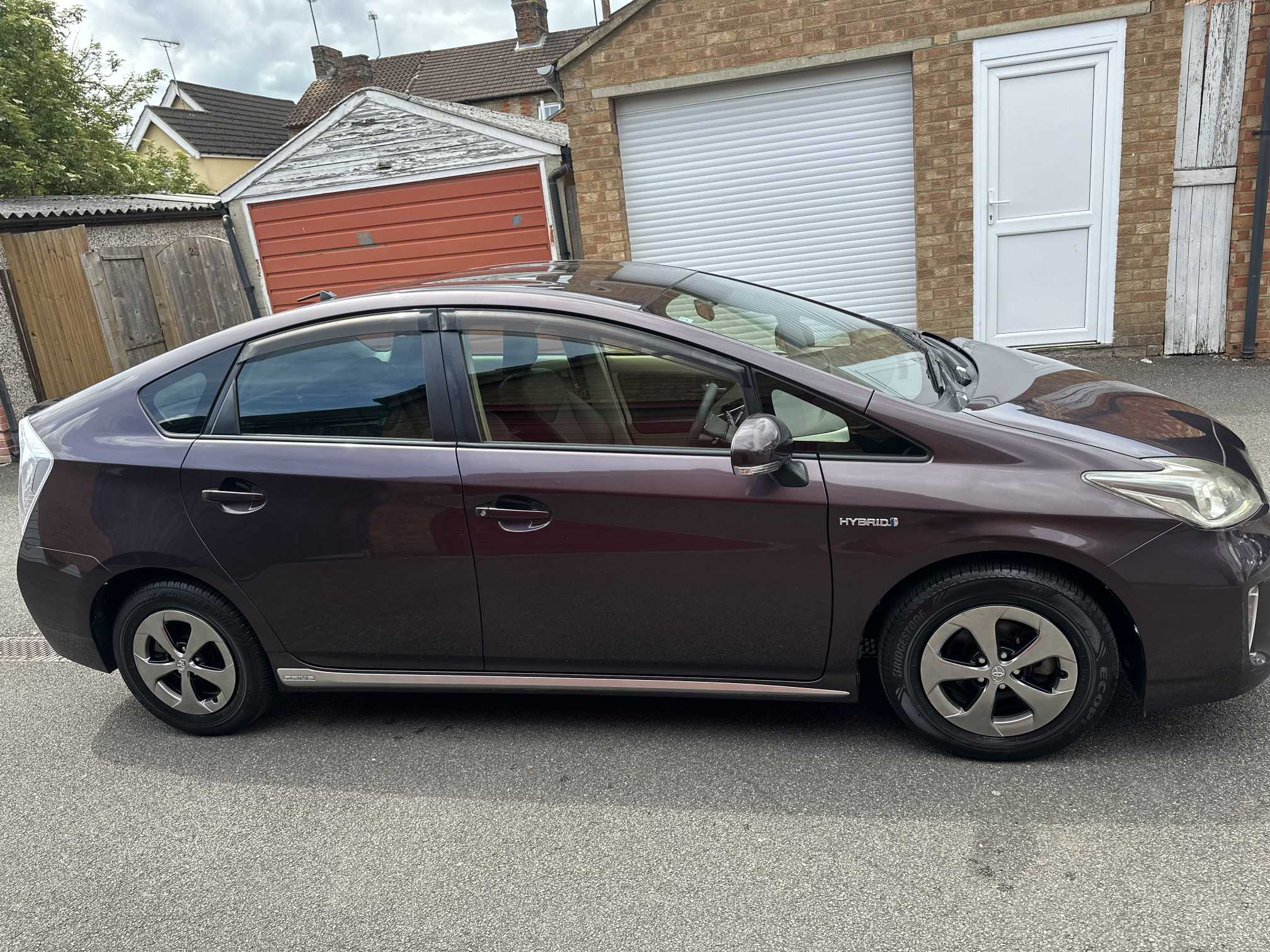 
Toyota Prius Plus Purple full									