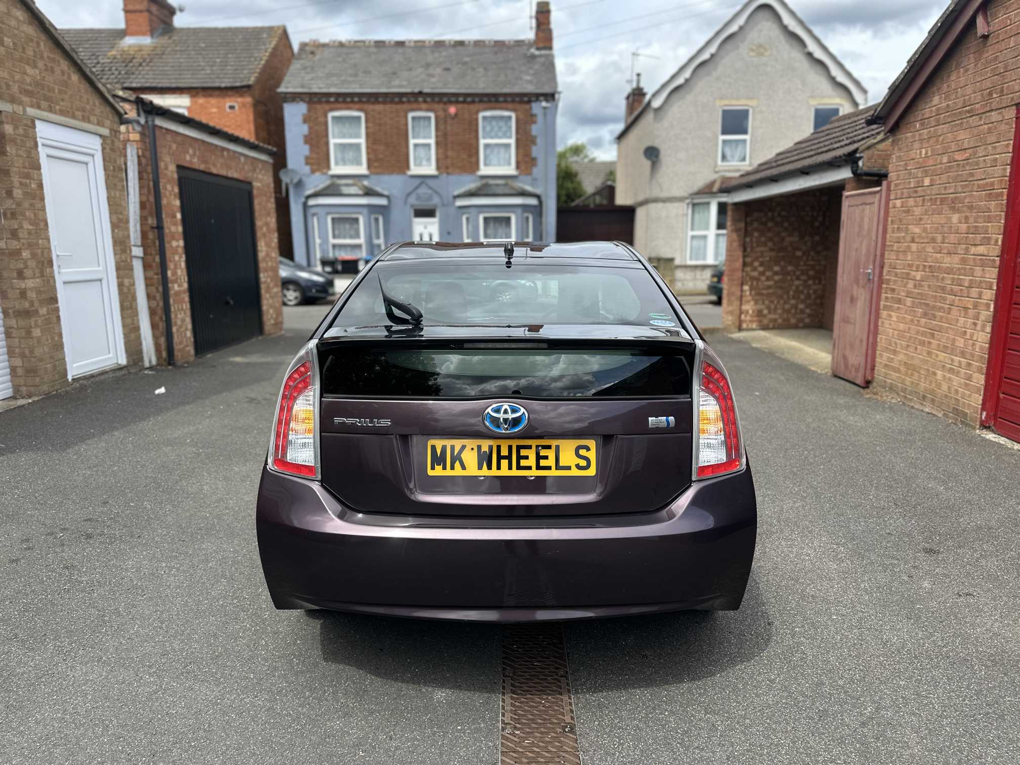 
Toyota Prius Plus Purple full									