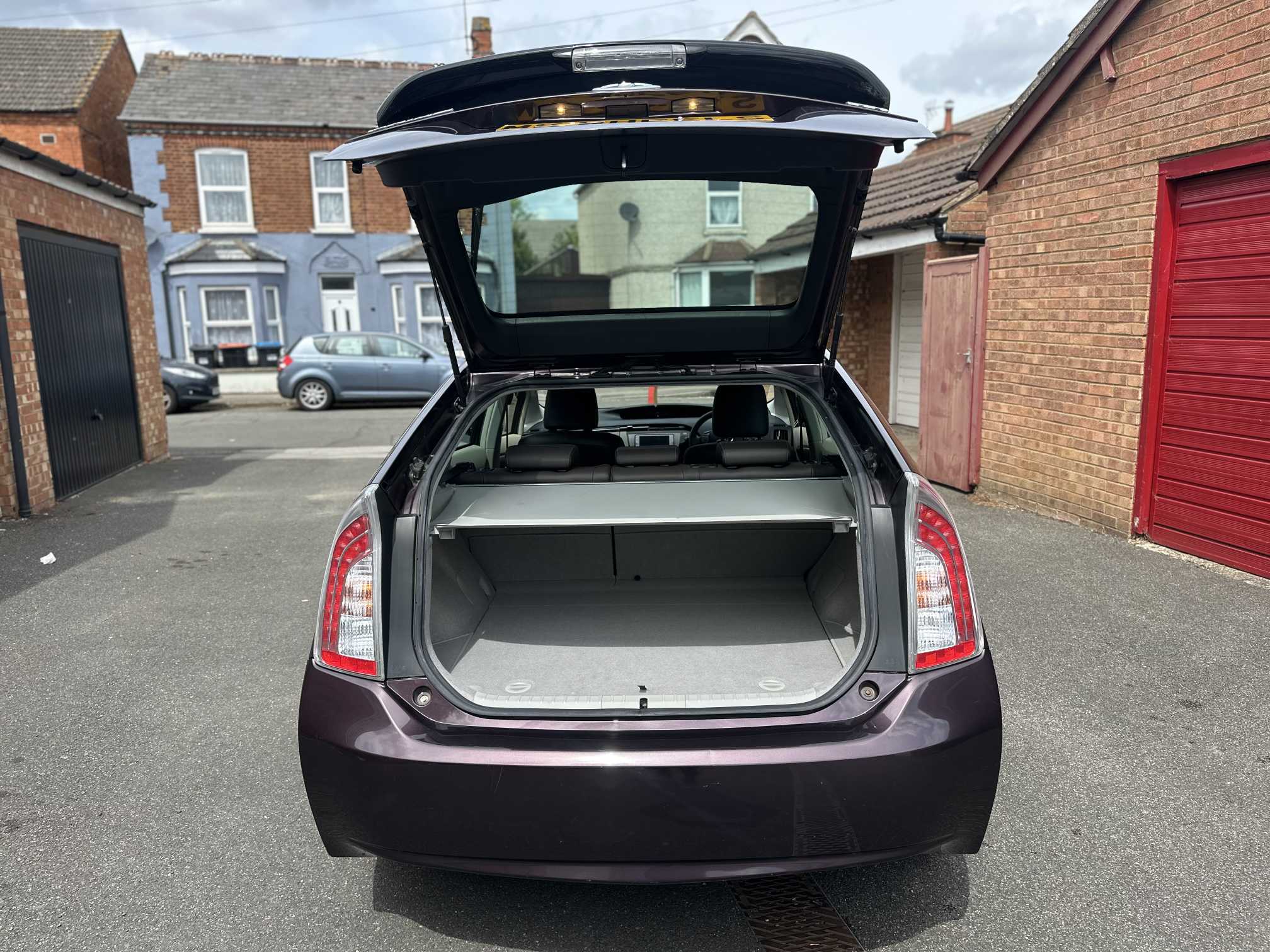 
Toyota Prius Plus Purple full									