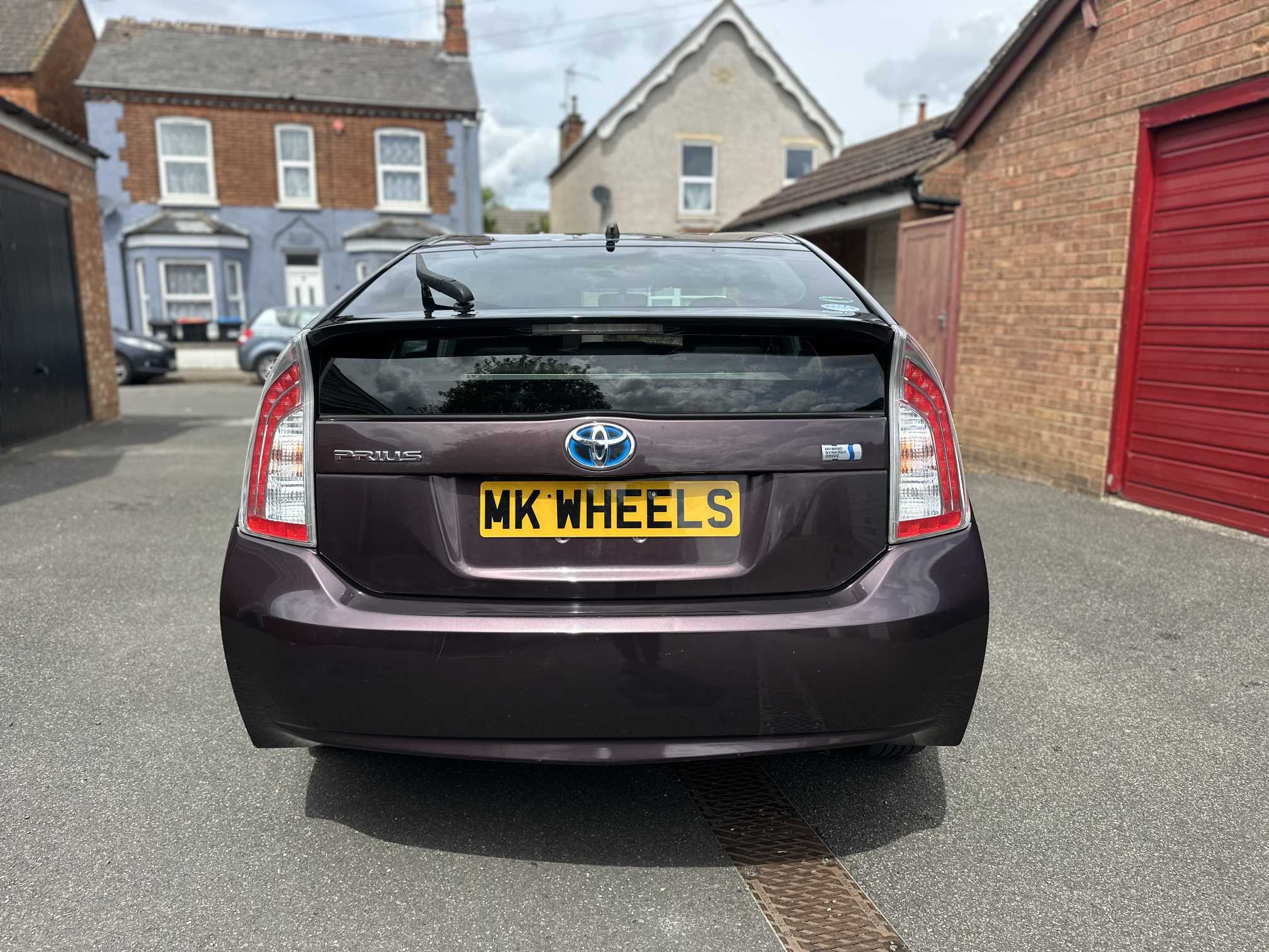 
Toyota Prius Plus Purple full									