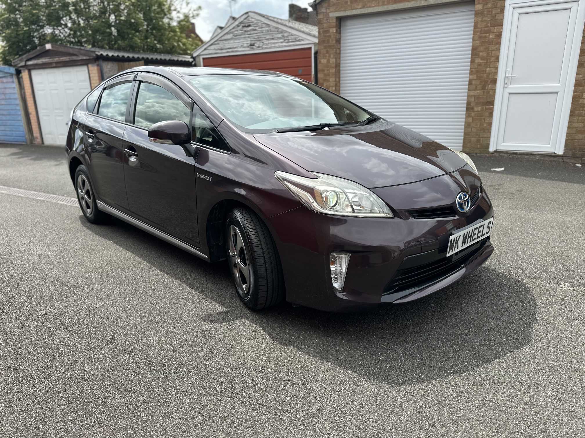 
Toyota Prius Plus Purple full									