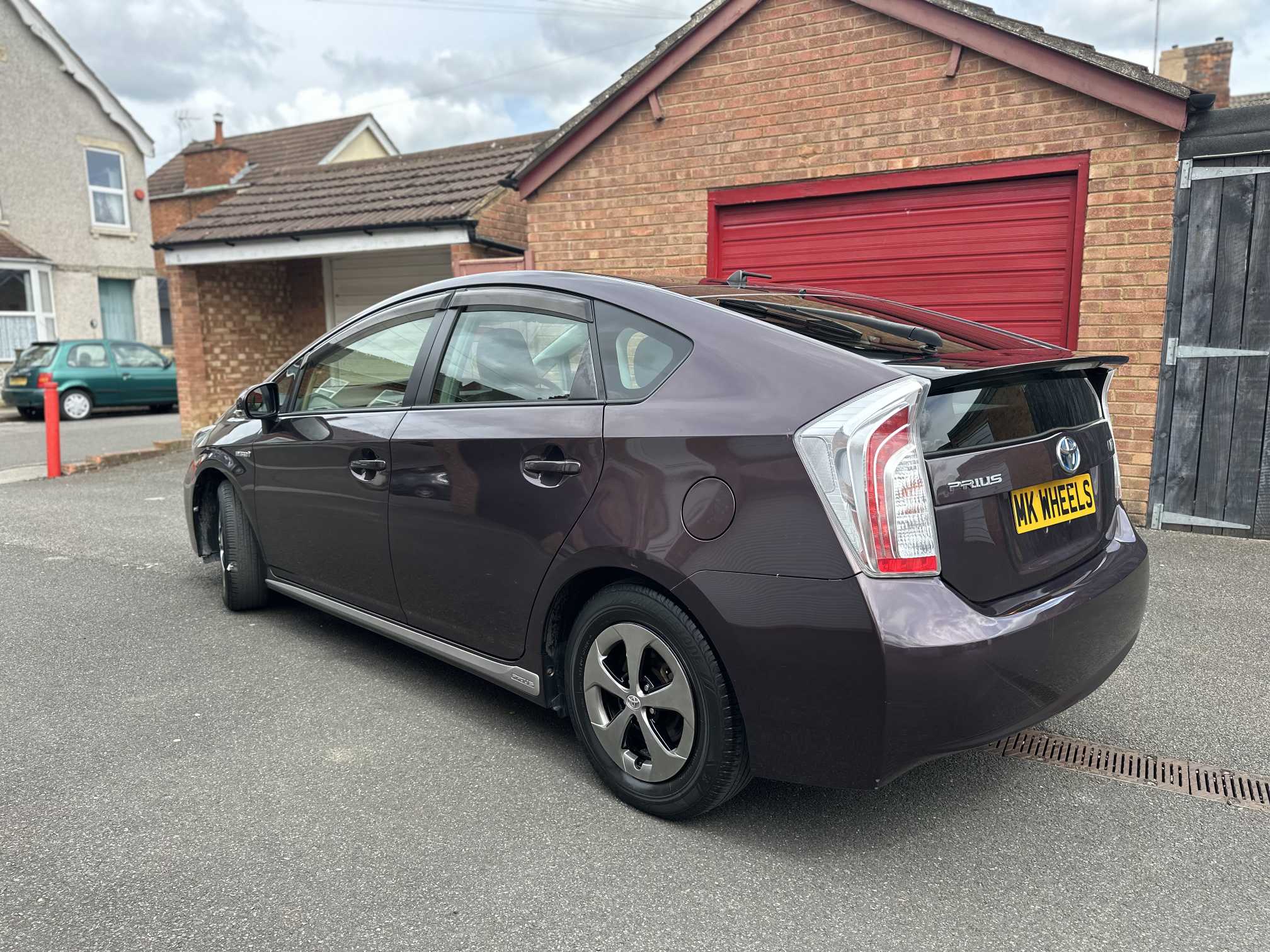 
Toyota Prius Plus Purple full									