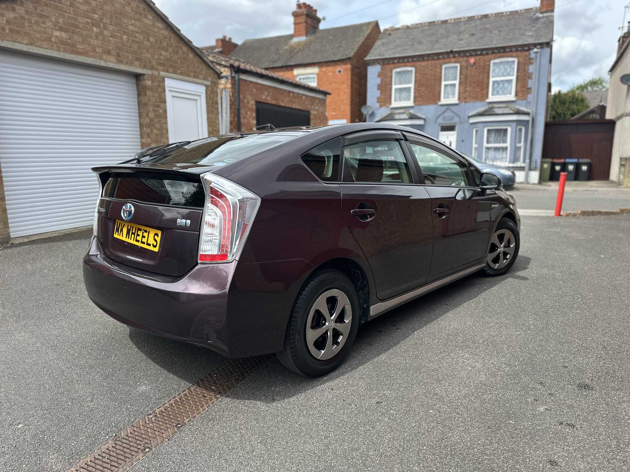 
Toyota Prius Plus Purple full									