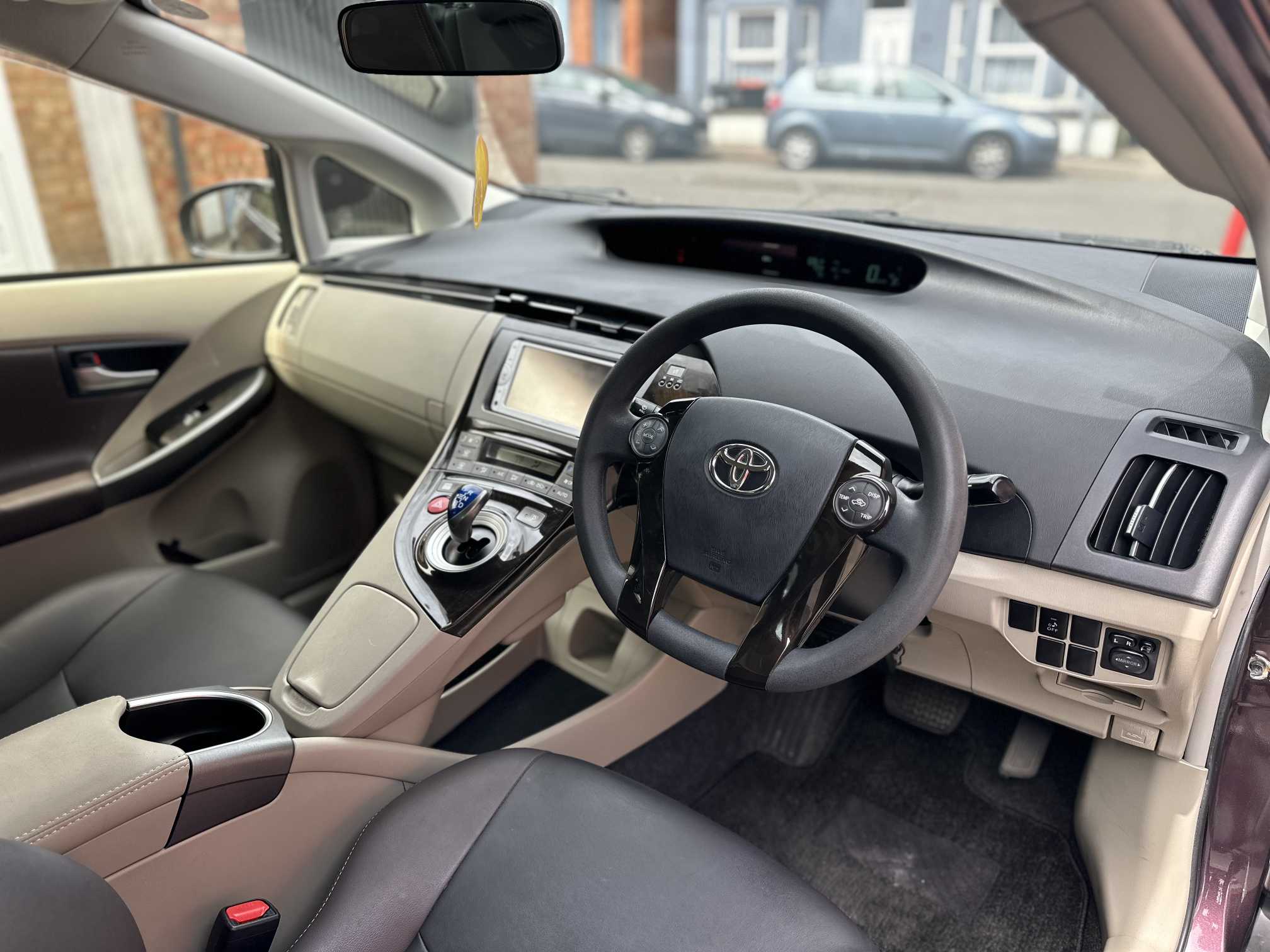 
Toyota Prius Plus Purple full									