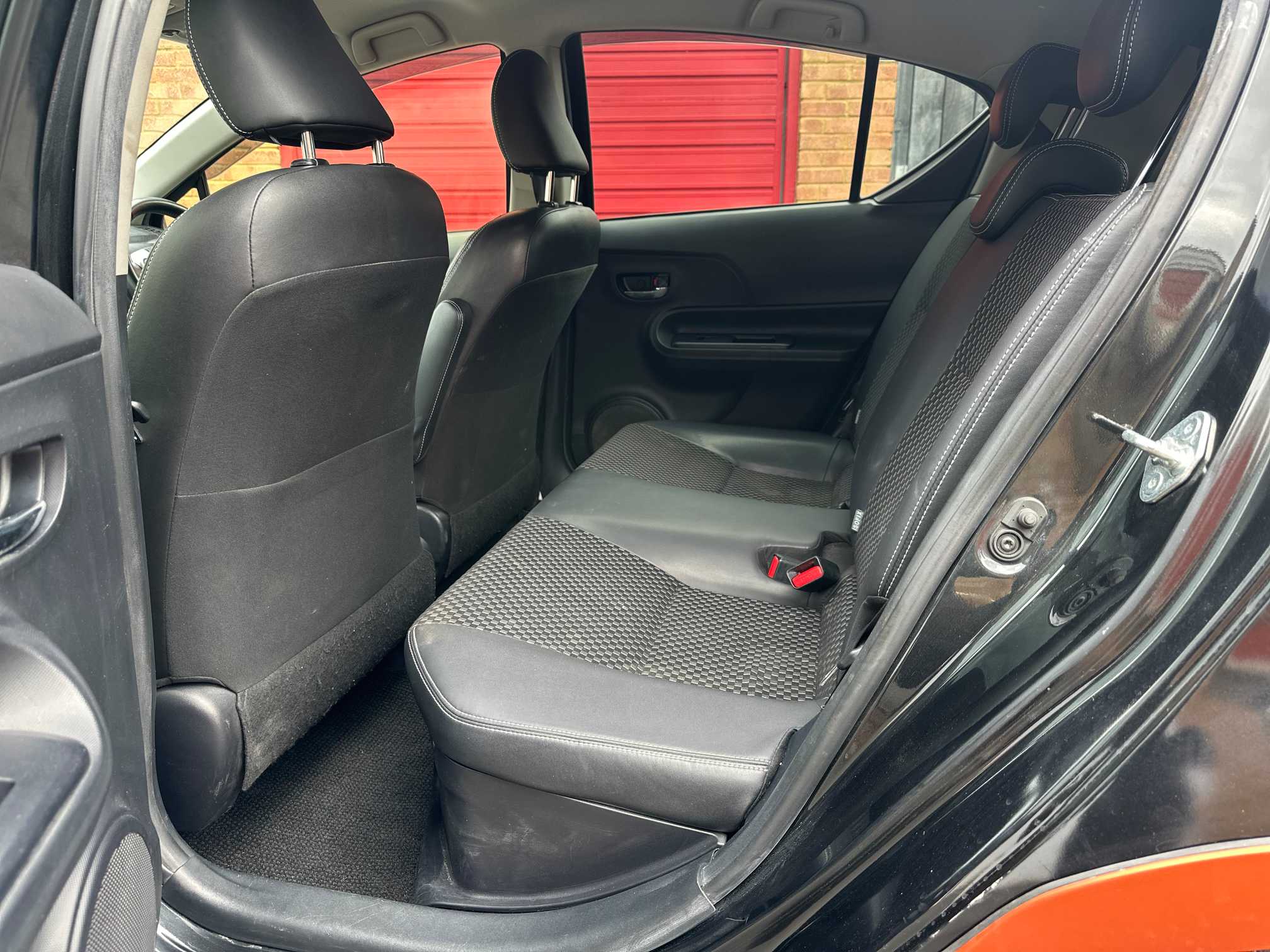 
Toyota Aqua Crossover full									