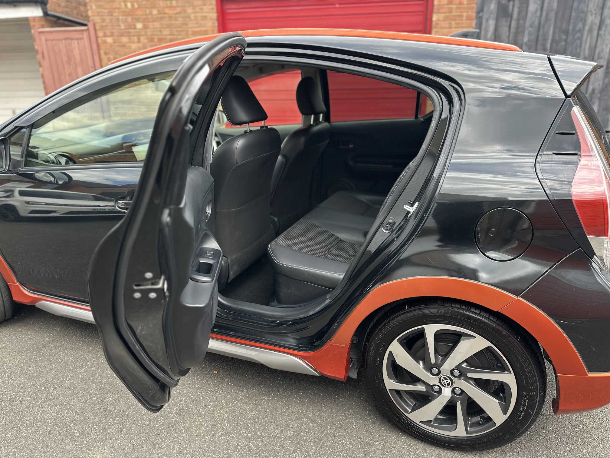 
Toyota Aqua Crossover full									