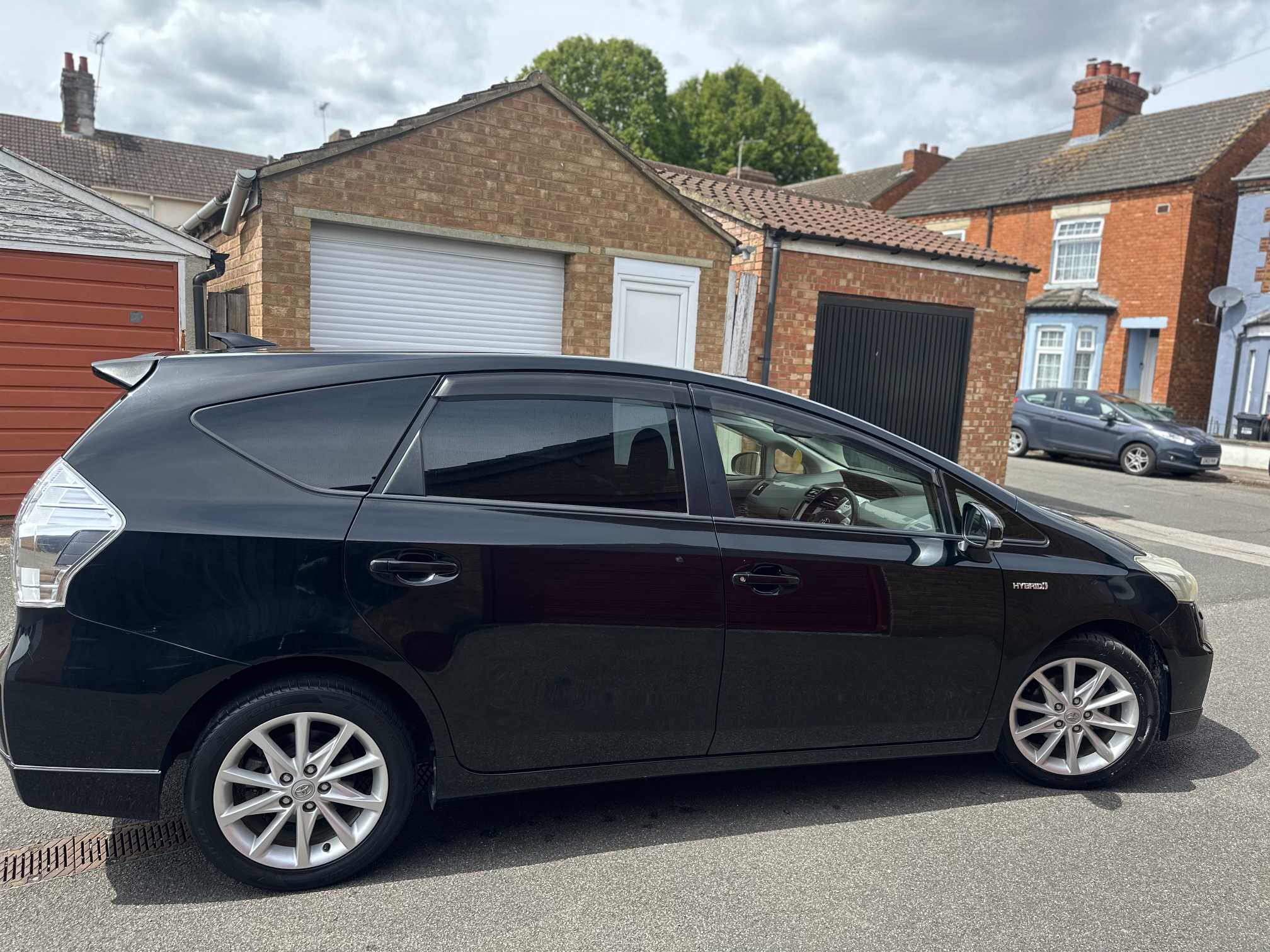 
Toyota Prius Plus 2013 full									