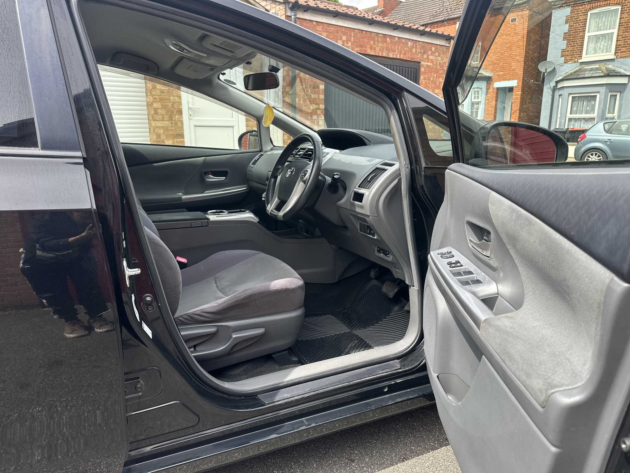 
Toyota Prius Plus 2013 full									