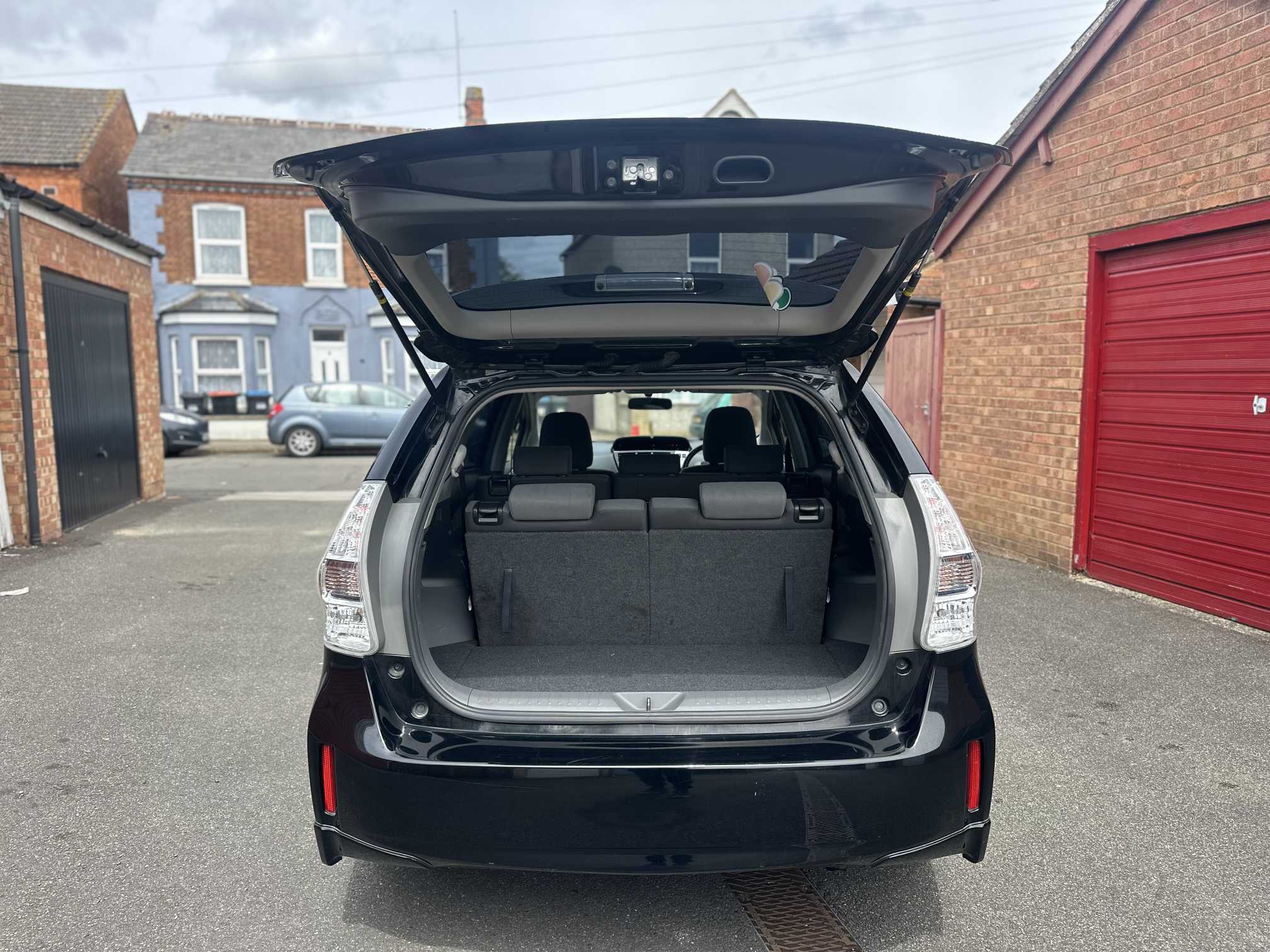 
Toyota Prius Plus 2013 full									