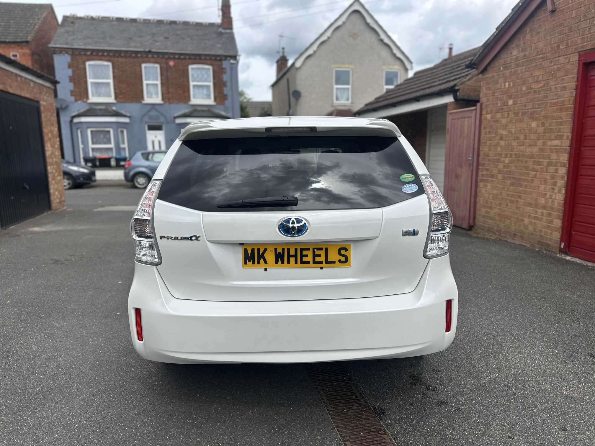 
Toyota Prius Plus 2013 White full									