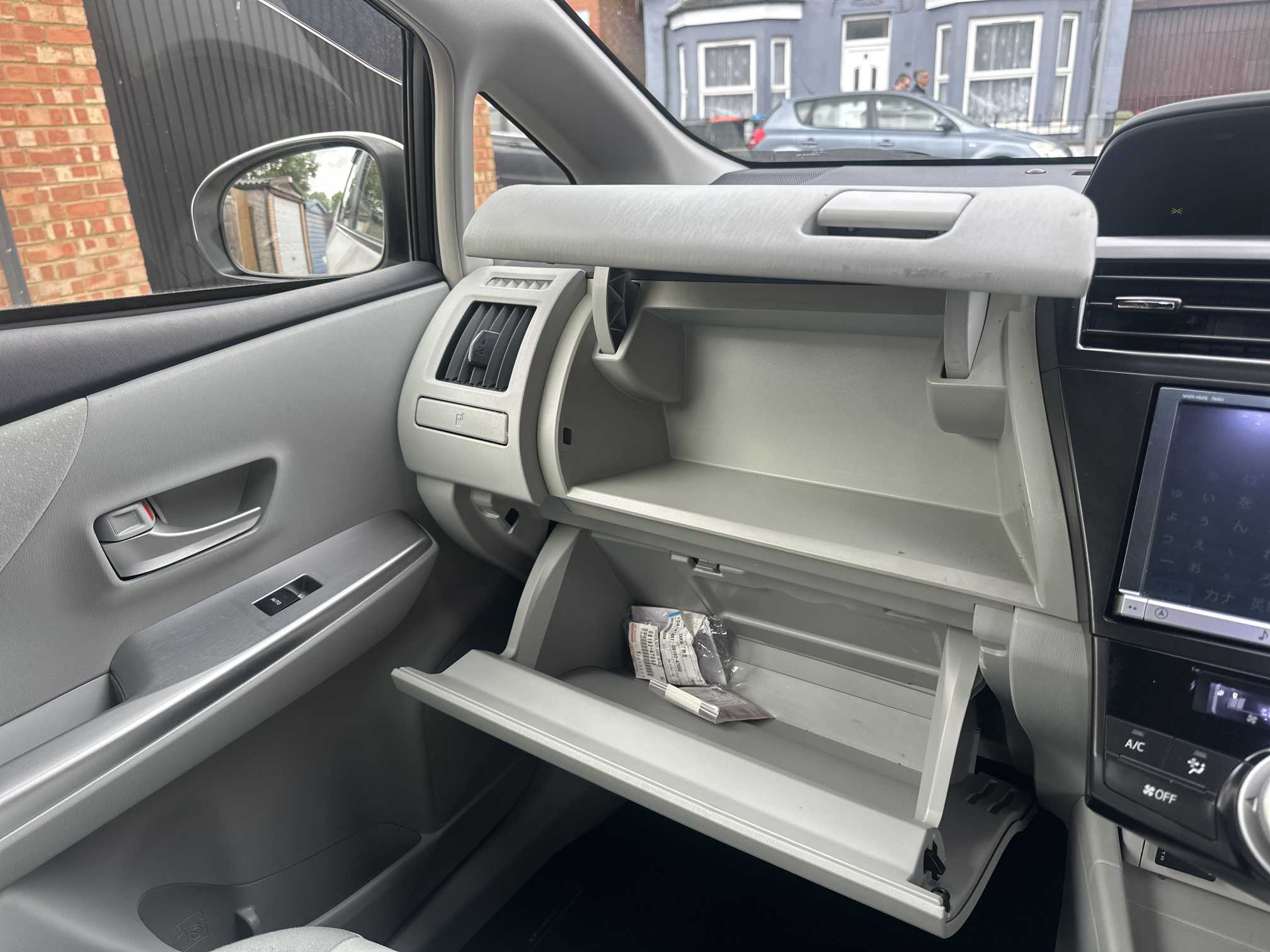 
Toyota Prius Plus 2013 White full									