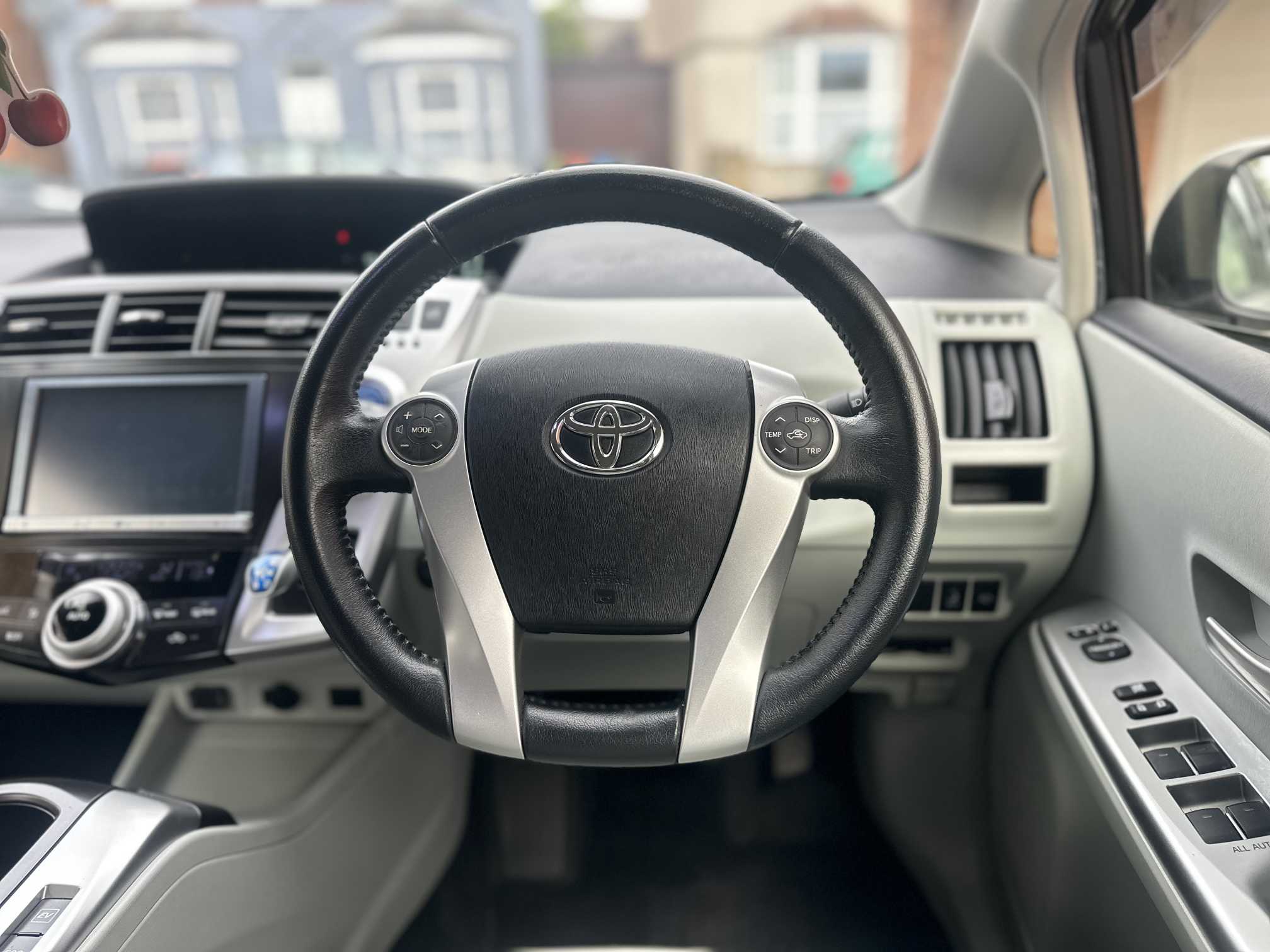 
Toyota Prius Plus 2013 White full									