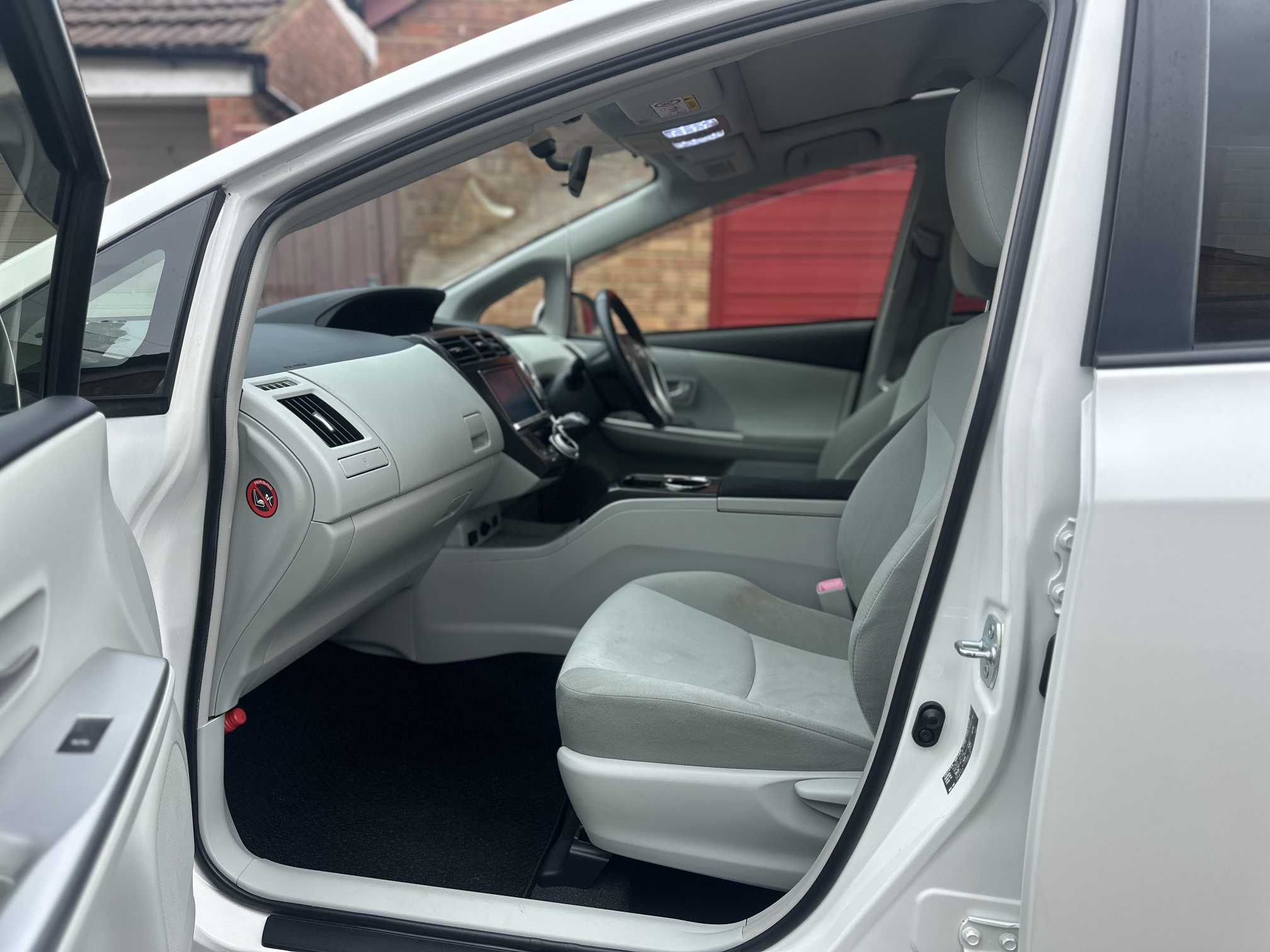 
Toyota Prius Plus 2013 White full									
