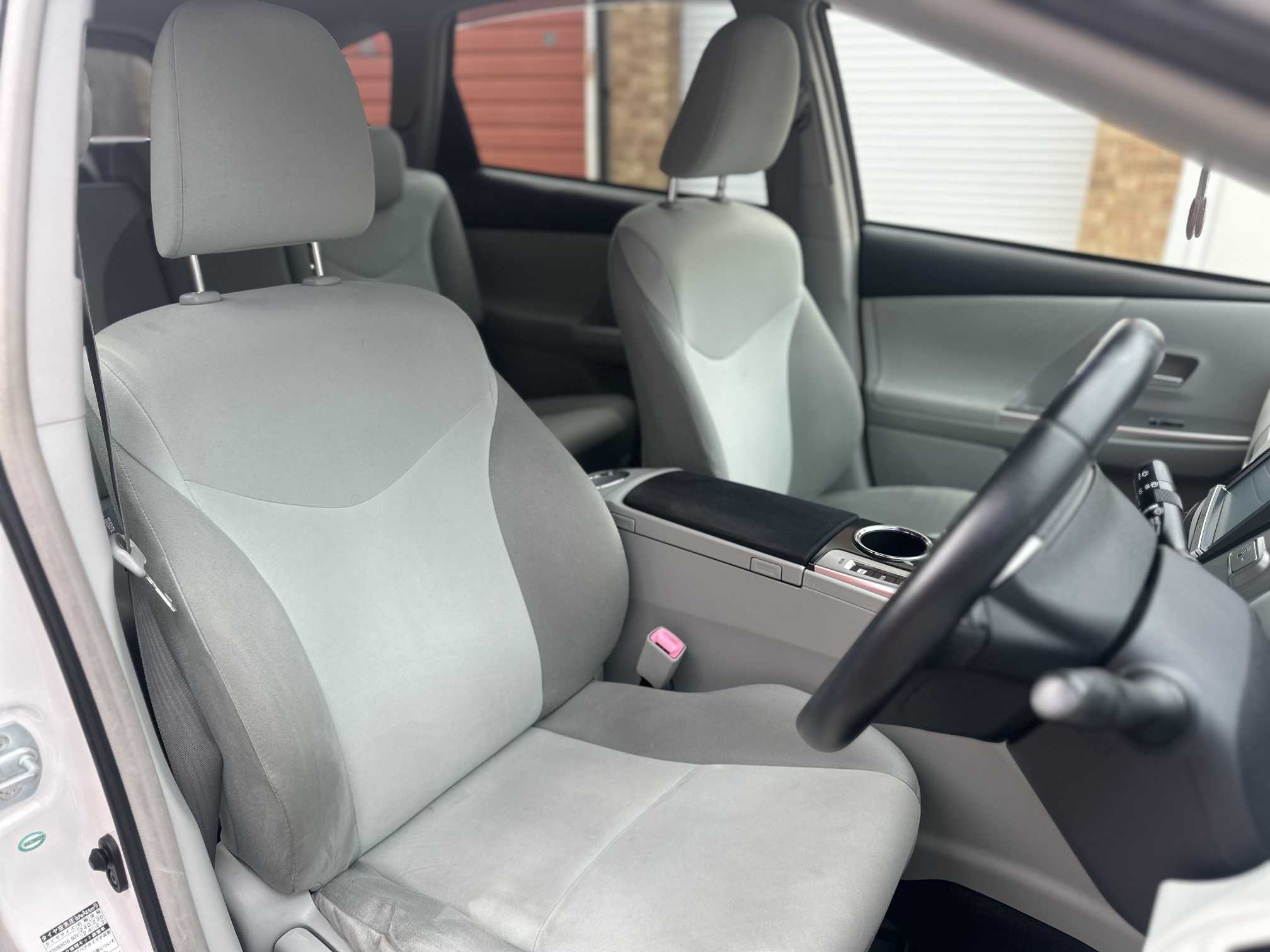 
Toyota Prius Plus 2013 White full									
