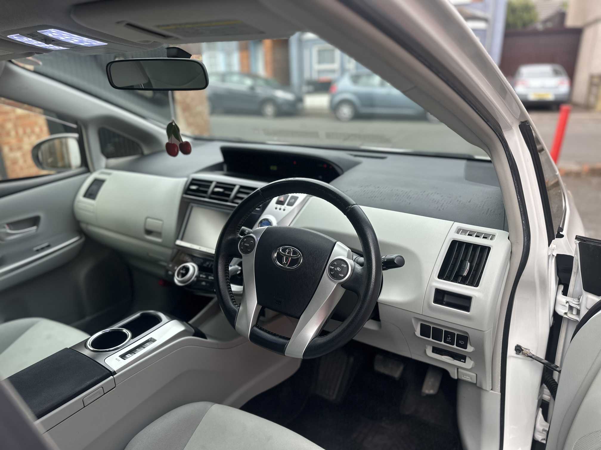 
Toyota Prius Plus 2013 White full									