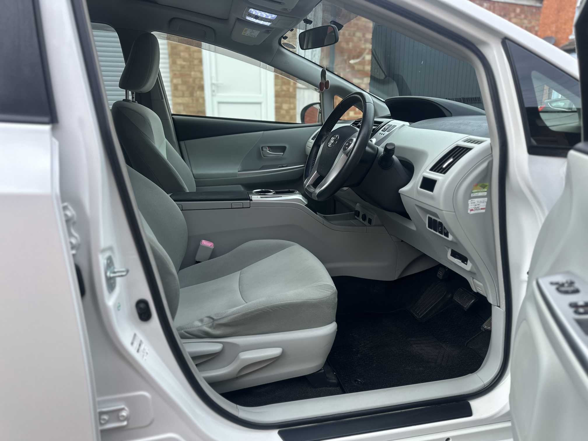 
Toyota Prius Plus 2013 White full									