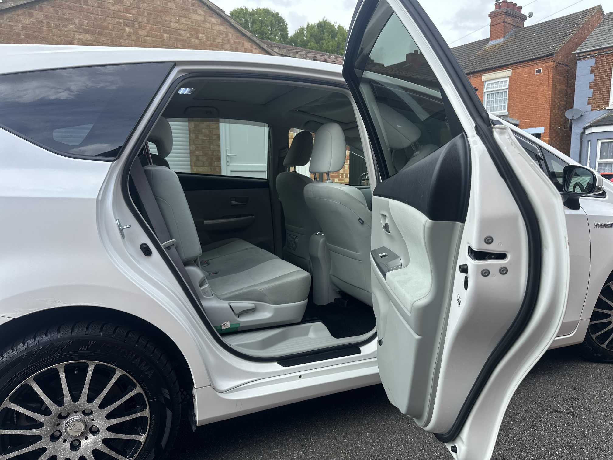 
Toyota Prius Plus 2013 White full									