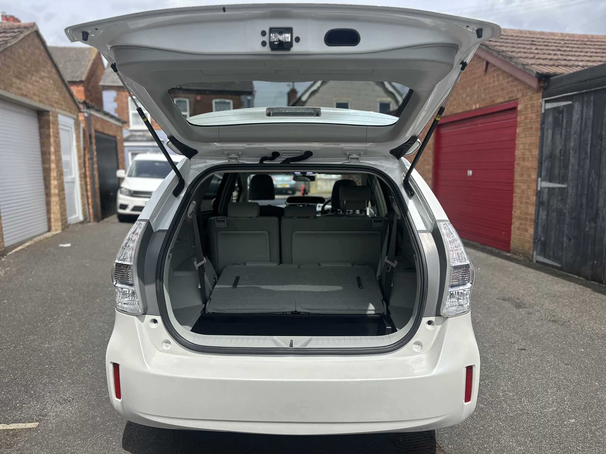 
Toyota Prius Plus 2013 White full									