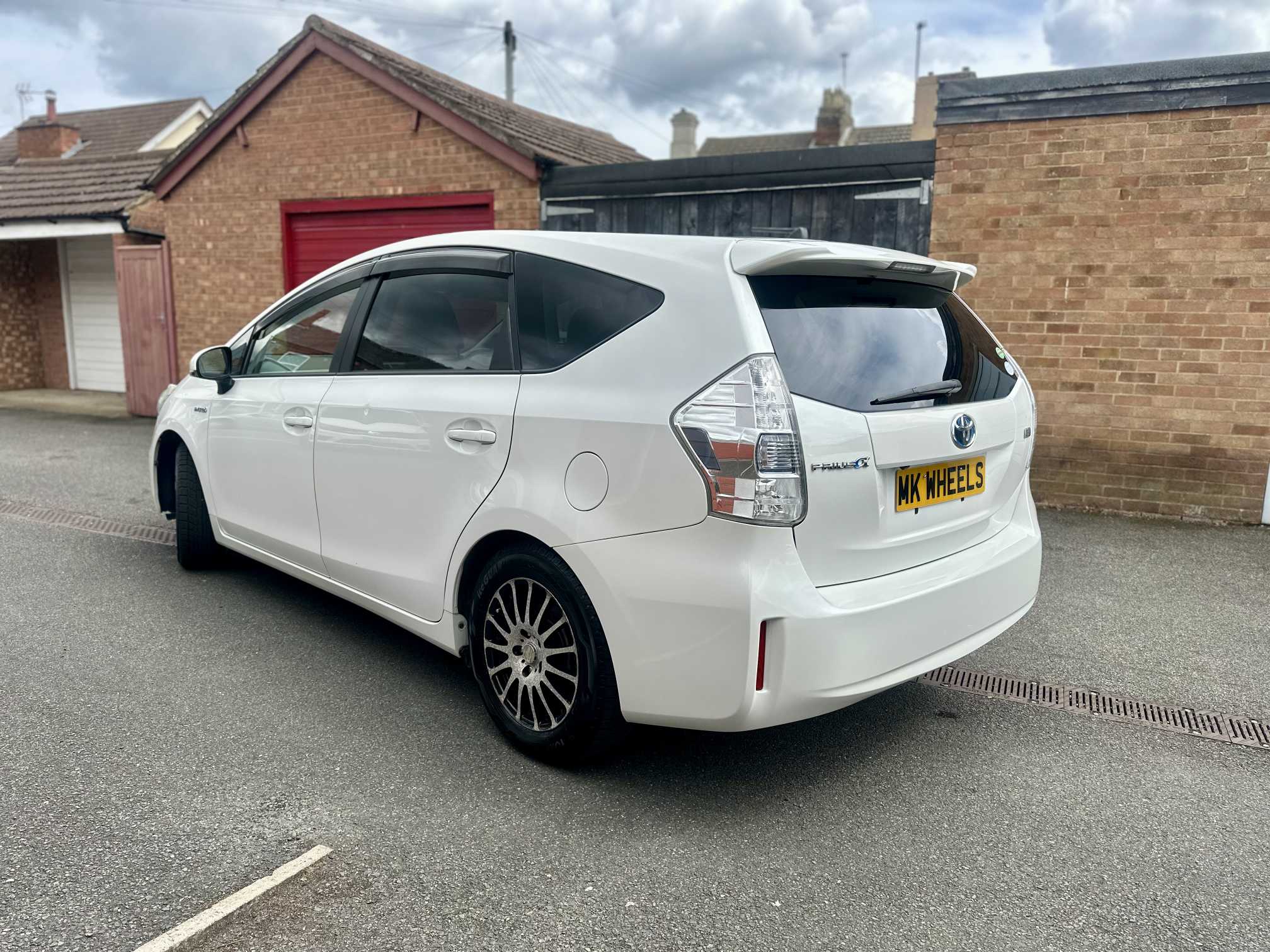 
Toyota Prius Plus 2013 White full									