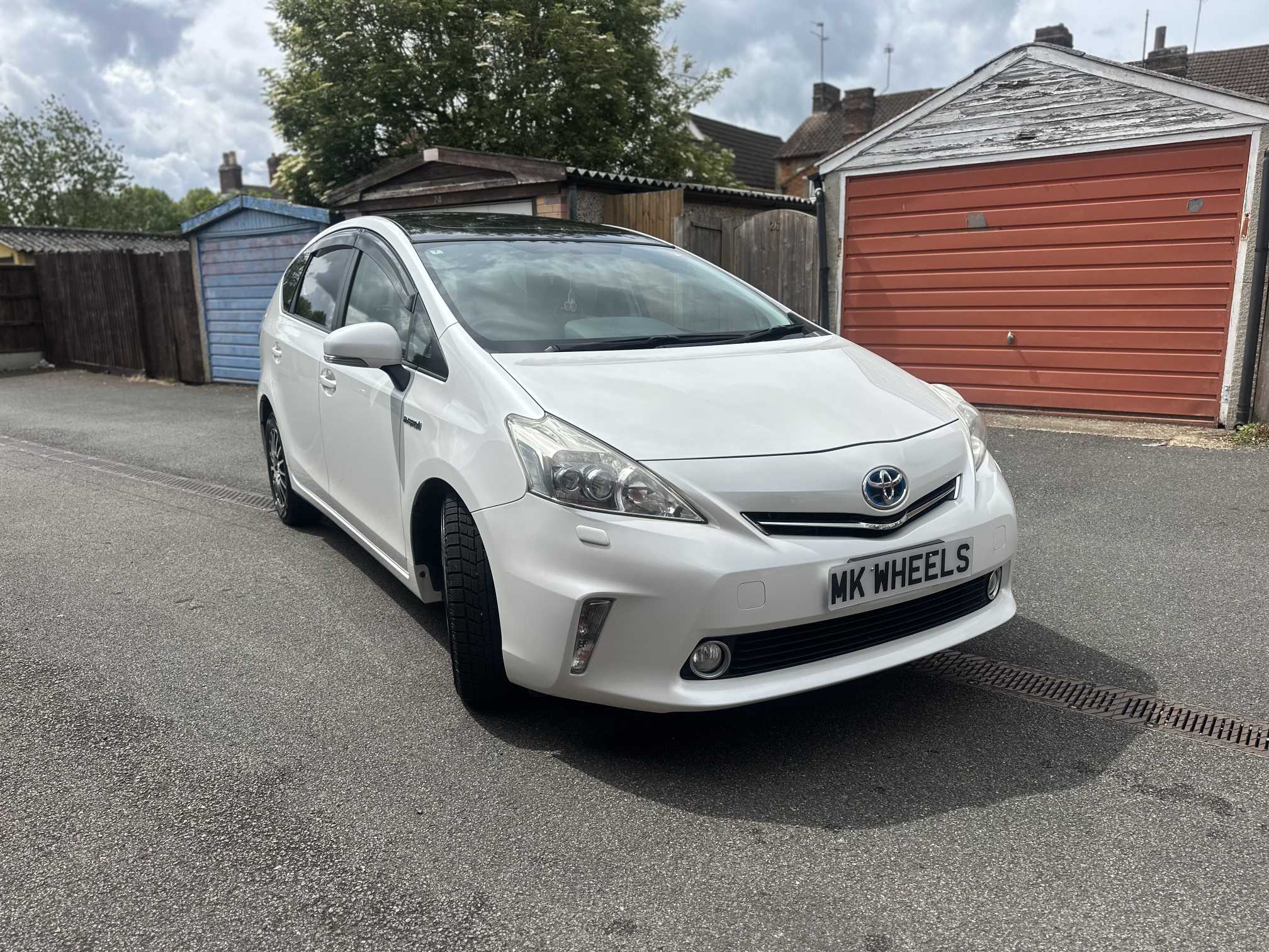 
Toyota Prius Plus 2013 White full									