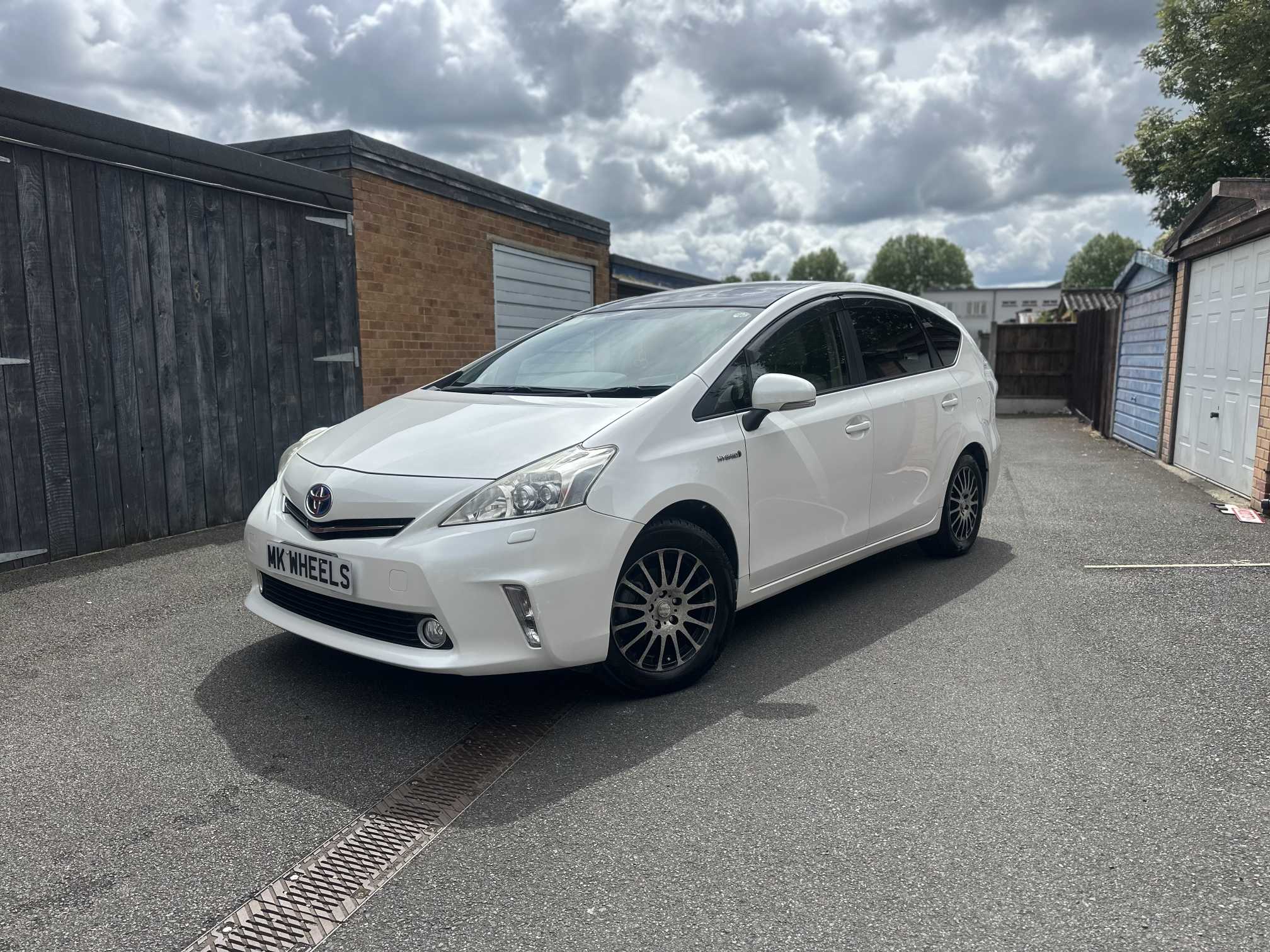 
Toyota Prius Plus 2013 White full									