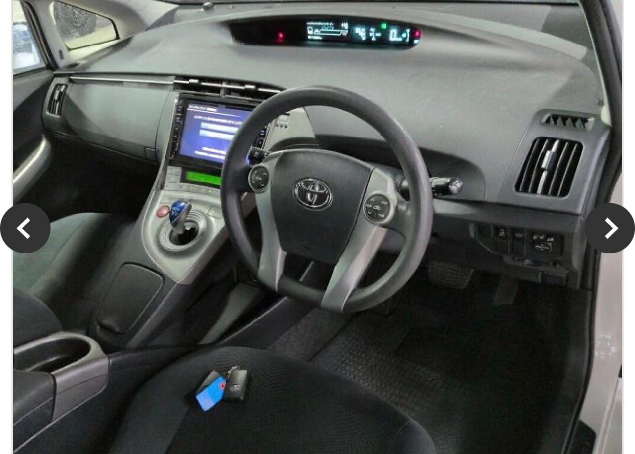 
Toyota Prius 2015 White Pearl full									