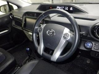 
Toyota Aqua 2015 Green full									