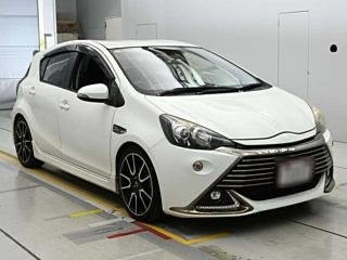 
Toyota Aqua 2014 White Pearl full									