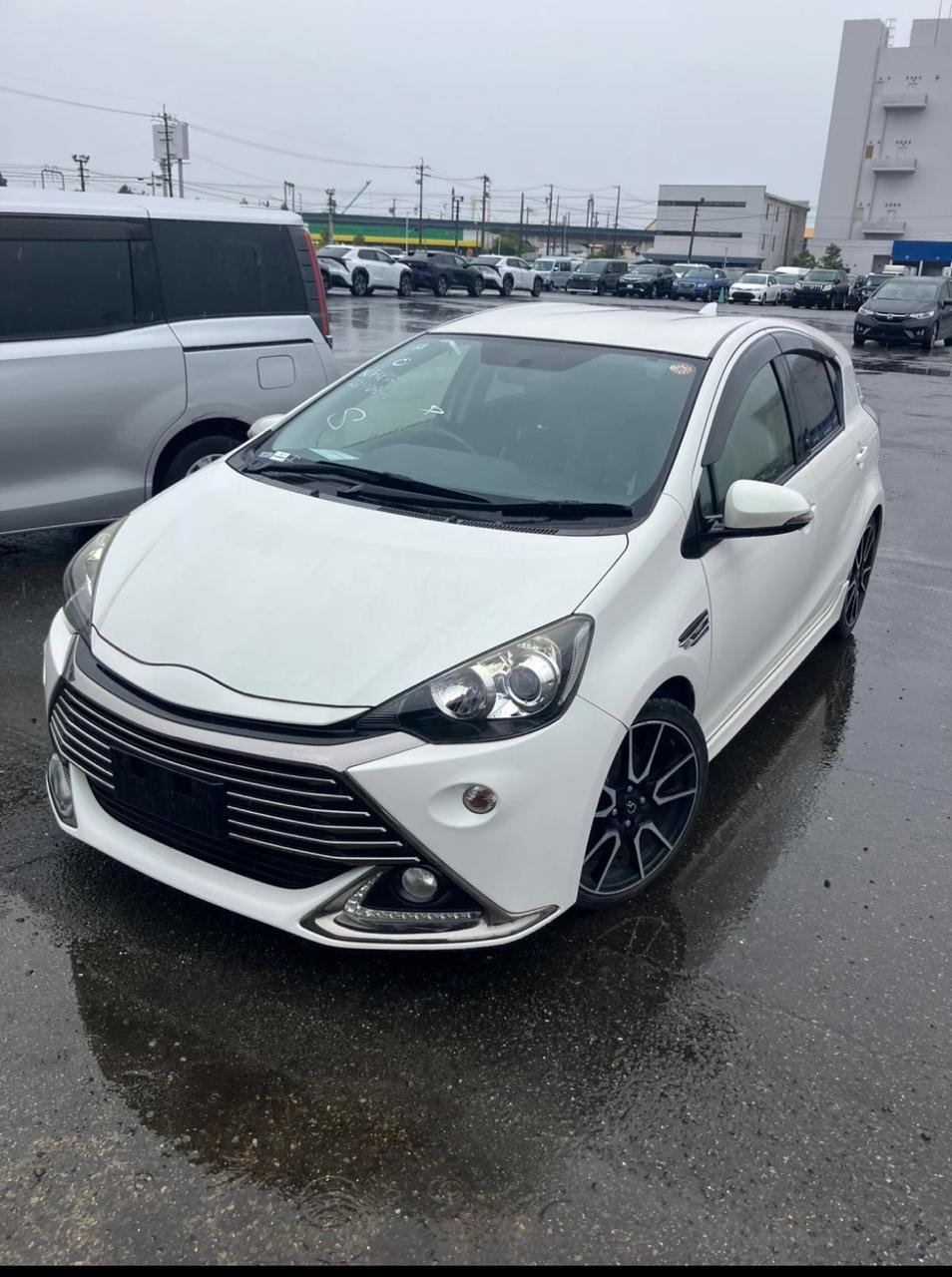 
Toyota Aqua 2014 White Pearl full									