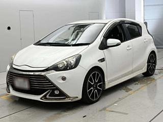 
Toyota Aqua 2014 White Pearl full									