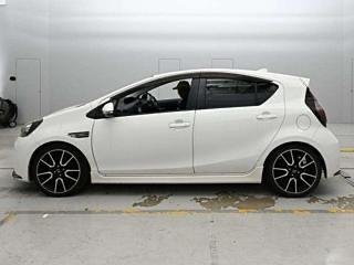 
Toyota Aqua 2014 White Pearl full									