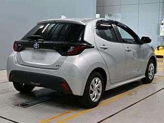 
Toyota Yaris 2021 Silver full									