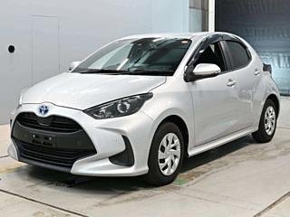
Toyota Yaris 2021 Silver full									