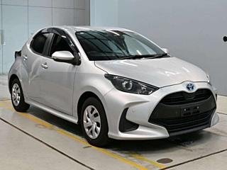 
Toyota Yaris 2021 Silver full									