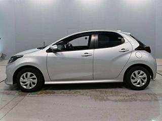 
Toyota Yaris 2021 Silver full									