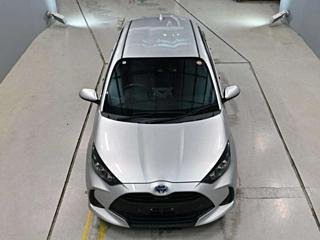 
Toyota Yaris 2021 Silver full									