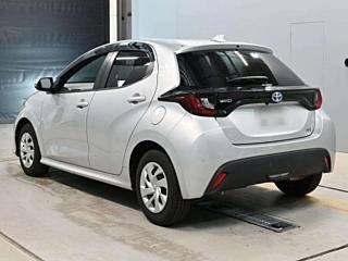 
Toyota Yaris 2021 Silver full									