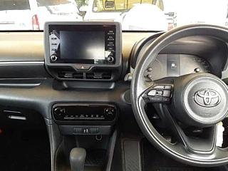 
Toyota Yaris 2021 Silver full									