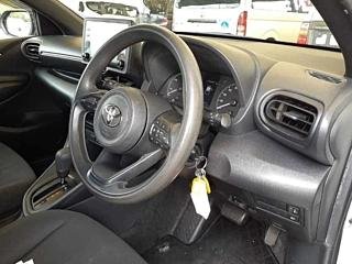 
Toyota Yaris 2021 Silver full									